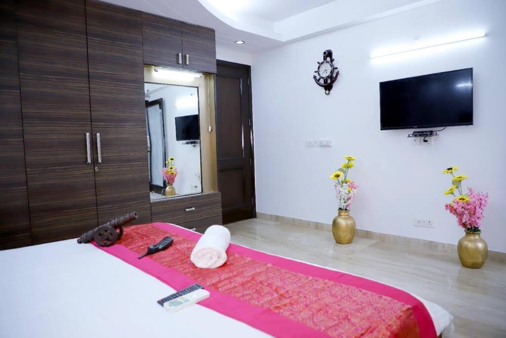 Fortune Service 3bhk,j-215 Saket * New Delhi