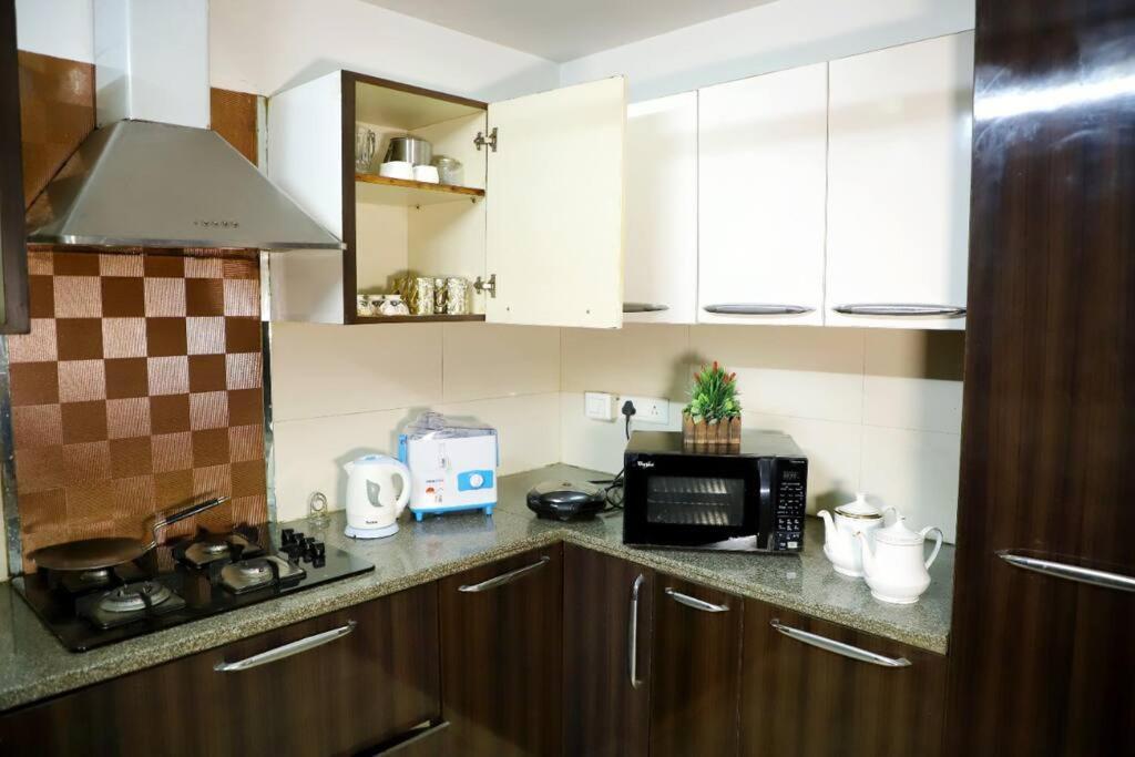 Fortune Service 3bhk,j-215 Saket * New Delhi