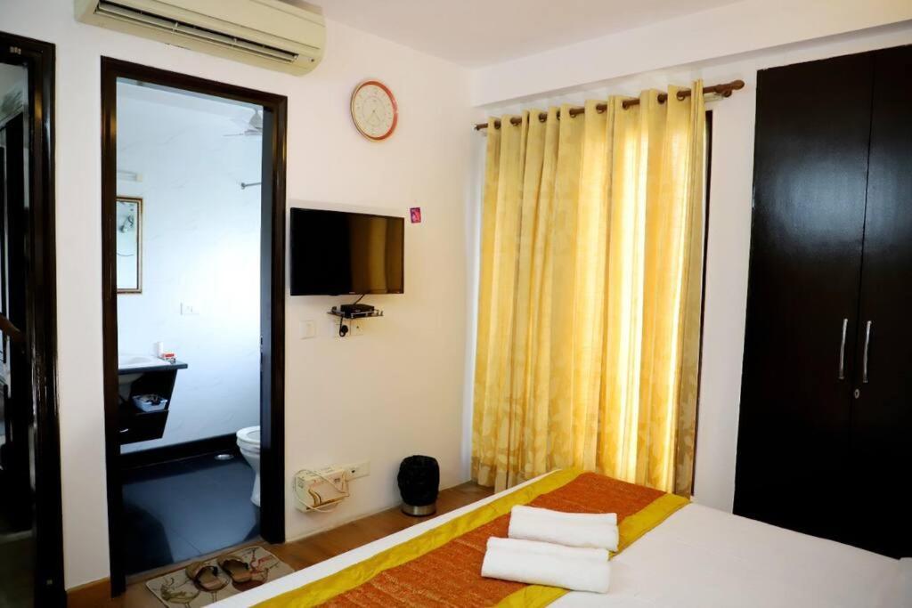Fortune Service 3bhk,j-215 Saket Apartment New Delhi