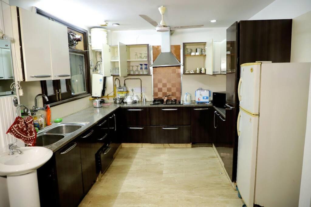 Fortune Service 3bhk,j-215 Saket