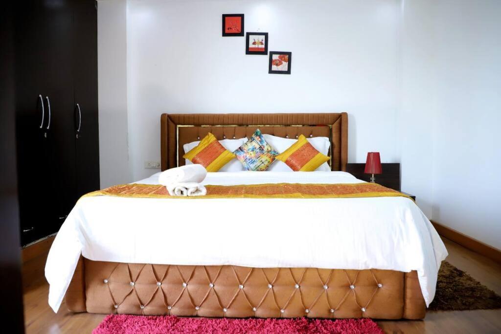 Fortune Service 3bhk,j-215 Saket Apartment
