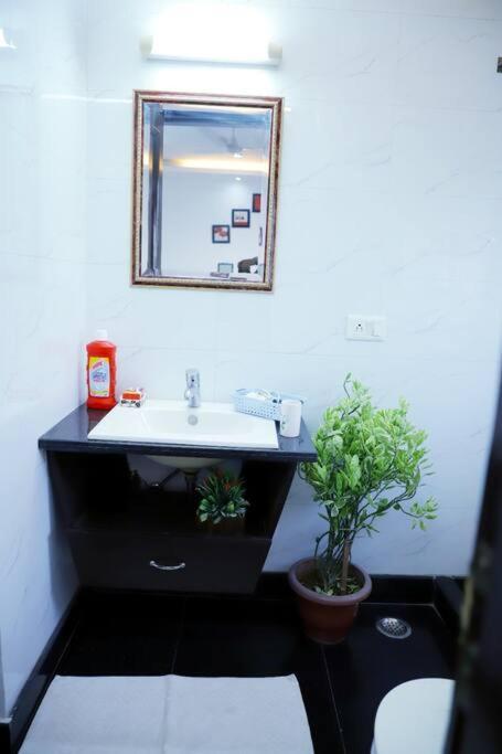 Fortune Service 3bhk,j-215 Saket *